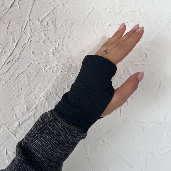 Lululemon Black/Grey Base Runner 1/4 Zip Pull-Over (Size 4) - Picture 7 of 8